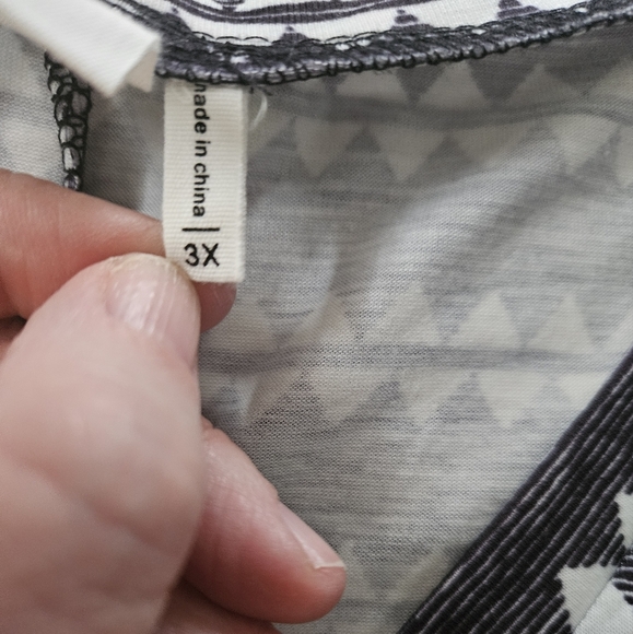 Simple By Susan Betro Black and White Patterned Shirt. Size 3X - Picture 7 of 7